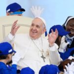 Papa Francesco circondato dai bambini